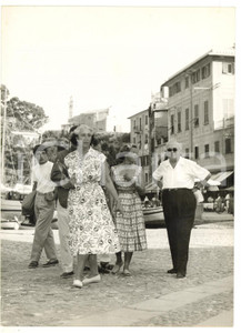 1957 PORTOFINO Vincent AURIOL e Jacqueline AURIOL a passeggio sul molo ^Foto