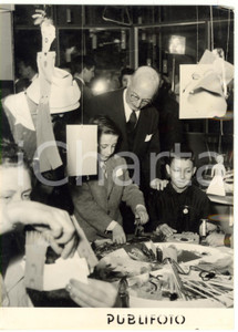 1957 MILANO Fiera Campionaria - James David ZELLERBACH con dei giovani artigiani