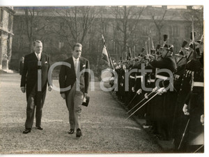 1954 PARIS René COTY e Ranieri III passano in rassegna guardia repubblicana