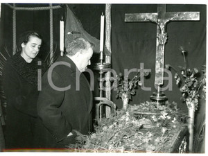 1956 MORBEGNO (SO) Giuseppe ROMITA rende omaggio alla salma di Ezio VANONI *Foto