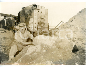 1957 MILANO Piazzale NIGRA - Artificiere Guido BIZZARRI disinnesca bomba *Foto