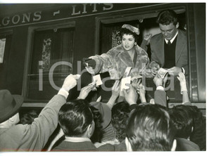 1955 ROMA Gina LOLLOBRIGIDA e Roberto RISSO firmano autografi dal treno *Foto