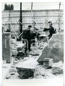 1962 MURO DI BERLINO Polizia tedesca ripara i danni causati da un'esplosione 