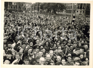 1953 LONDON Coronation Day - A vast crowd in Trafalgar Square *Photo 20x15 cm