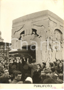 1957 MILANO Funerali di Arturo TOSCANINI - La bara al Cimitero Monumentale *Foto