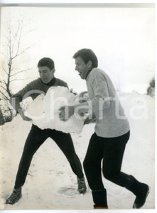 1965 MOTTARONE Vittorio ADORNI e Felice GIMONDI giocano tra la neve *Foto 18x24