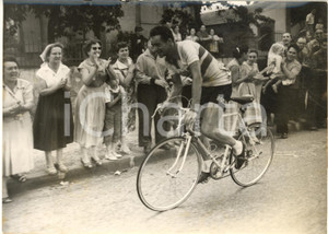 1956 TOUR DE FRANCE Roger HASSENFORDER applaudito dalle spettatrici *Foto 18x13