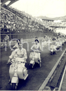 1956 FIRENZE Edy CAMPAGNOLI guida sfilata LAMBRETTA per FIORENTINA-MILAN *Foto