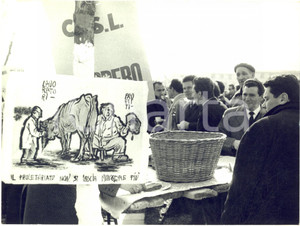 1965 MILANO Sciopero RIZZOLI "Il proletariato non si lascia mungere" Foto 24x18 Fotografia d'epoca con didascalia coeva.  CONDIZIONI: G (ma piccola piegatura al margine superiore) FORMATO: 24x18  cm    originale e autentica 1