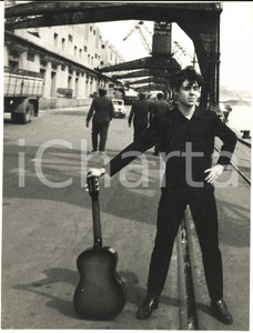1966 GENOVA Cantautore Umberto NAPOLITANO al porto  *Foto ARTISTICA 18x24 cm