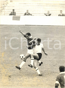 1966 MILANO CALCIO MILAN-MANTOVA 2-2 Riccardo INNOCENTI in azione *Foto 18x24  Fotografia d'epoca, con didascalia coeva al verso.  CONDIZIONI: POOR (bruniture; difetti di stampa; bassa qualit&agrave; di stampa)FORMATO: 18x24 cm     originale e autentica 1