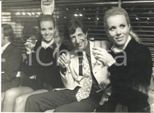 1969 CANTAGIRO Giorgio GABER brinda con le gemelle KESSLER - Foto 18x13 cm