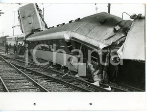 Fotografia d epoca originale 1959 STAZIONE DI SAN GIULIANO PIEMONTE Treno schiantato contro carro merci 1