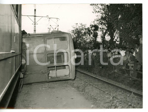 1955 ROMA Via Casilina - Tram STEFER ribaltato sulle rotaie - Folla di curiosi 