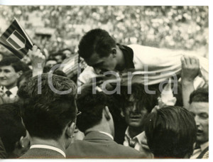 1957 MILANO CALCIO Serie A - Vittoria del MILAN - Esultanza della squadra *Foto