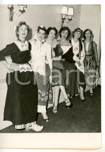 1954 PARIS - MISS EUROPA Le concorrenti in abito tradizionale - June PETERS 