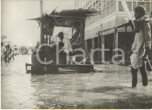 1960 ALLUVIONE IN INDIA - ROHTAK - Venditore di the in una via allagata *Foto