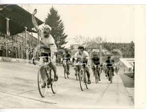 1957 CICLISMO - MILANO-TORINO Miguel POBLET taglia il traguardo *Foto 18x13 cm