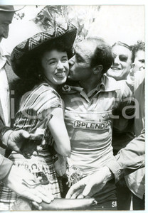 1955 CICLISMO DIEPPE Tour de France 1^ tappa - Miguel POBLET con Yvette HORNER Fotografia d'epoca con didascalia coeva al verso. CONDIZIONI: GFORMATO: 13x18 cm     originale e autentica 1