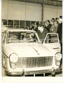 1960 MILANO Stabilimento INNOCENTI - Nicola ARIGLIANO con la nuova AUSTIN 40