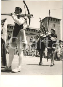 1958 PAVIA PALIO DELL'OCA - Corteo in costume storico - Fotografia 13x18 cm Fotografia d'epoca, con didascalia coeva al verso.  CONDIZIONI: FAIR (sovraimpressione circolare) FORMATO: 13x18 cm    originale e autentica 1