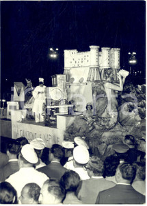 1959 NAPOLI FESTA DI PIEDIGROTTA - Sfilata dei carri tradizionali *Foto 13x18 cm Fotografia d'epoca con didascalia coeva.  CONDIZIONI: G (ma lieve increspatura al lato sinistro) FORMATO: 13x18 cm     originale e autentica 1