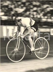 Fotografia d epoca originale 1957 MILANO CICLISMO Guido MESSINA in gara al Velodromo VIGORELLI  Foto 13x18 1