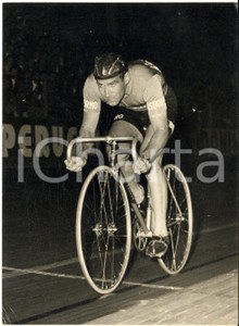 1957 MILANO CICLISMO Velodromo VIGORELLI - Guido MESSINA sui 10 km  - Foto 13x18  Fotografia d'epoca con didascalia coeva.  CONDIZIONI: FAIR (piegatura angolare) FORMATO: 13x18 cm     originale e autentica 1