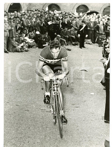 1957 CICLISMO - GIRO D'ITALIA Charly GAUL nella cronoscalata *Foto 13x18 cm Fotografia d'epoca con didascalia coeva al verso. CONDIZIONI: G (ma lievi difetti di stampa)FORMATO: 13x18 cm     originale e autentica 1