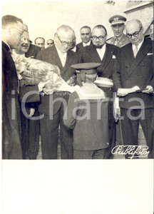 1955 MESSINA Giovanni GRONCHI riceve fiori dal figlio di un invalido di guerra