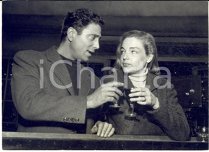 Fotografia d epoca originale 1953 PARIS Raf VALLONE Simone SIGNORET trinquent au succÃ¨s de ThÃ©rÃ¨se Raquin 1