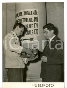 Fotografia d epoca originale 1953 NAPOLI Elezioni politiche  Pausa caffÃ¨ al seggio elettorale Foto 13x18 cm 1