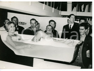 1965 ca LONDON - OLYMPIA Modella fa il bagno in una vasca trasparente *Foto