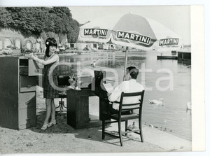 1967 UNITED KINGDOM Ufficio sul lungolago con ombrellone MARTINI *Foto CURIOSA 