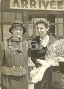 1959 PARIS André MAUROIS accoglie Amalia FLEMING al suo arrivo - Foto 13x18