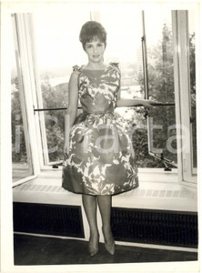1961 LONDON Savoy Hotel - Gina LOLLOBRIGIDA alla finestra della sua camera *Foto