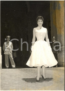 1956 ROMA QUIRINALE Gina LOLLOBRIGIDA esce dall'udienza con Giovanni GRONCHI