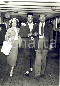1955 GENOVA M/N Augustus - Eva MAGNI Renzo RICCI Franco ENRIQUEZ - Foto Fotografia d'epoca con didascalia coeva, relativa alla partenza della Compagnia del Teatro Italiano per il Sudamerica.  CONDIZIONI: G FORMATO: 13x18 cm    originale e autentica 1