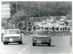 1967 CICLISMO GIRO D'ITALIA Alessandria-La Spezia - Passaggio del gruppo *Foto  Fotografia d'epoca con didascalia coeva.  CONDIZIONI: G (ma piccole macchie e difetto di stampa al margine destro) FORMATO: 24x18 cm     originale e autentica 1