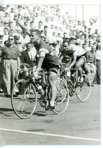 1960 CICLISMO Giro dell'Appennino - Emile DAEMS supera Ercole BALDINI in volata