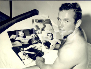 1959 BOXE Ritratto pugile Ingemar JOHANSSON con le foto degli avversari - Foto