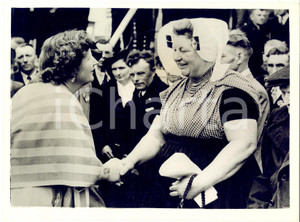 1953 THE HAGUE Birthday of Queen Juliana - Woman evacuee received at the Palace Fotografia d'epoca con didascalia coeva.  CONDIZIONI: G FORMATO: 20x15 cm    originale e autentica 1