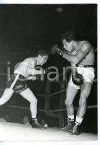 1957 PARIS - BOXE Seraphin FERRER contro Ralph DUPAS - Una fase del match - Foto