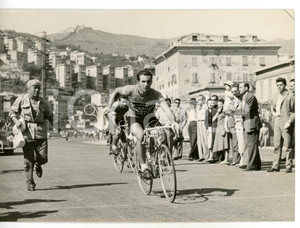 1955 CICLISMO GIRO DELL'APPENNINO Pontedecimo - Rifornimento Nino DEFILIPPIS  Fotografia d'epoca con didascalia coeva.  CONDIZIONI: G FORMATO: 18x13 cm      originale e autentica 1