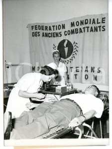1960 PARIS Campagna "Du sang pour la paix" - Ex combattente durante la donazione