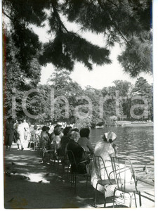 1954 PARIS Estate al Bois de Boulogne - Parigini in riva al lago *Foto 13x18 cm