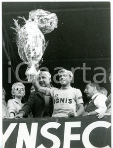 1959 CICLISMO GIRO D'ITALIA - BOLZANO Miguel POBLET vincitore di tappa *Foto Fotografia d'epoca con didascalia coeva.  CONDIZIONI: FAIR (bassa qualit&agrave; di stampa) FORMATO: 13x18 cm     originale e autentica 1