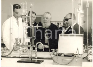 Fotografia d epoca originale 1958 SAN DONATO MILANESE Card. EugÃ¨ne TISSERANT in visita ai laboratori ENI Foto 1