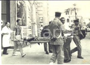 1955 ca PALERMO PRONTO SOCCORSO Trasporto di un ferito scortato dalla polizia