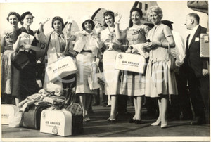 1958 PARIS Héritières américaines arrivées par AIR FRANCE pour Bal Débutantes